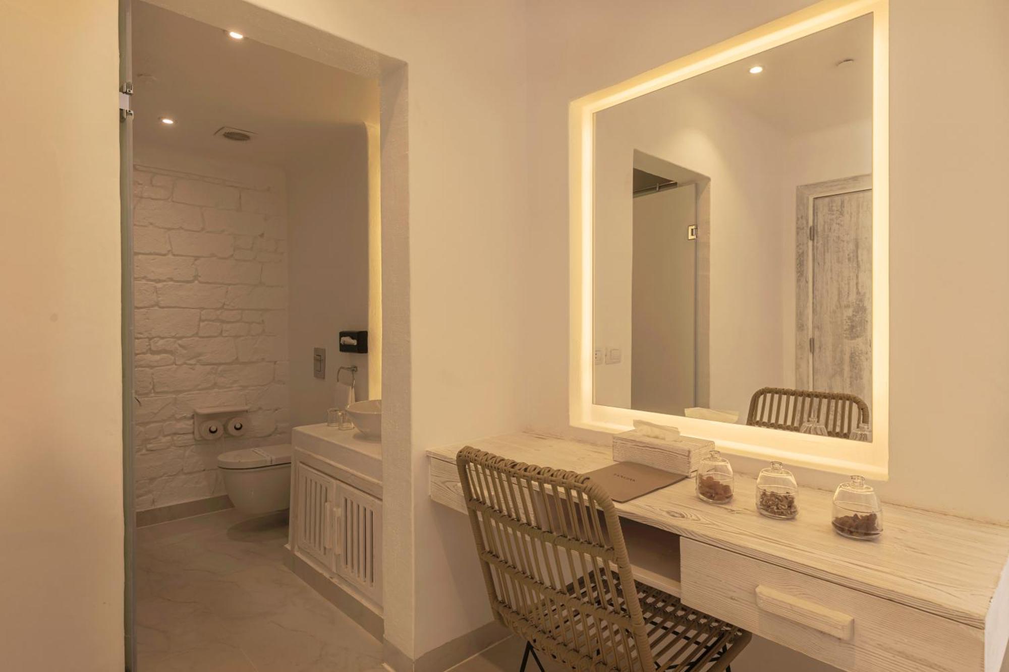 Tanoak Resort عين السخنة الغرفة الصورة A dressing room